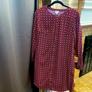 Love the bright pattern on this cute navy blue  dress-perfect for work!